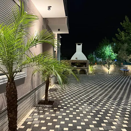 Maison 3* فلورا